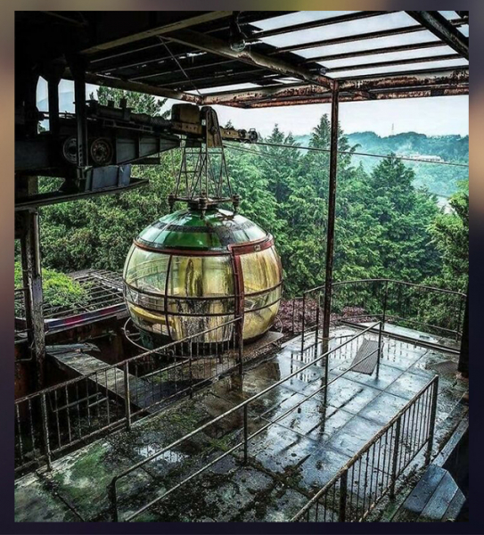 16 щекочущих нервы фото заброшенных зданий, куда годами не ступала нога человека