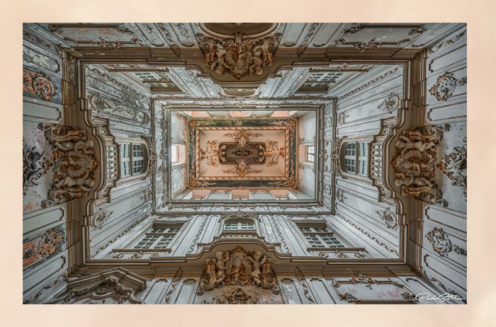 16 щекочущих нервы фото заброшенных зданий, куда годами не ступала нога человека