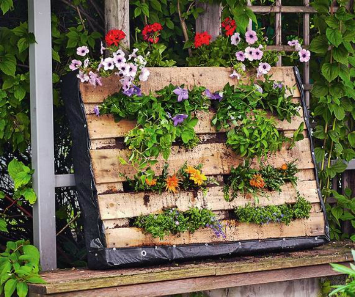 17 полезнейших поделок для дачи и сада, которые сможет сделать каждый