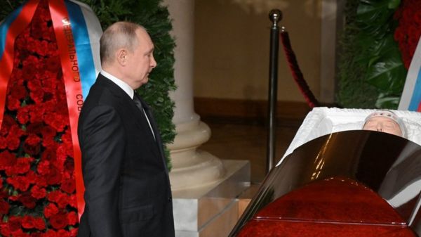 Колонный зал, ордена на подушечках, большой портрет. Государственные похороны Жириновского