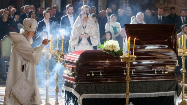 Колонный зал, ордена на подушечках, большой портрет. Государственные похороны Жириновского