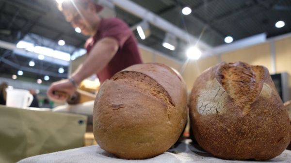 Виноградный сок вместо апельсинового и дорогой хлеб. Как в России ищут новых поставщиков продуктов?