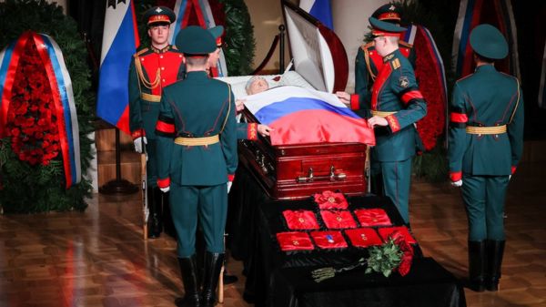 Колонный зал, ордена на подушечках, большой портрет. Государственные похороны Жириновского