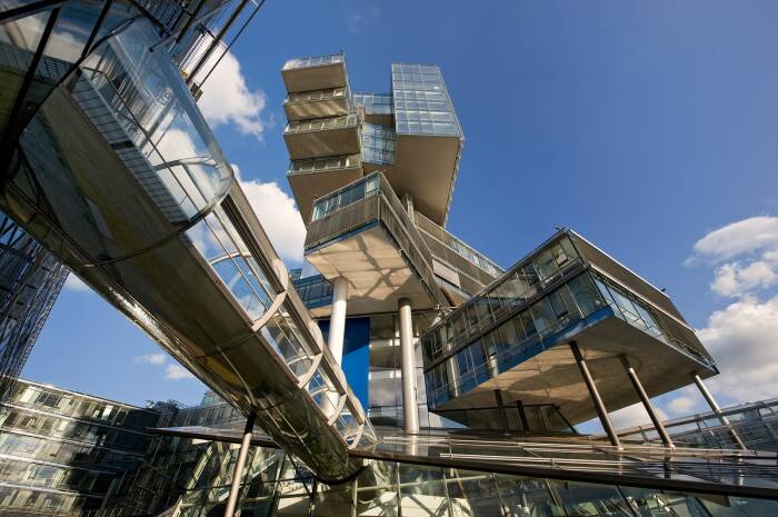 8 зданий, которые бросают вызов законам физики и захватывают дух у прохожих