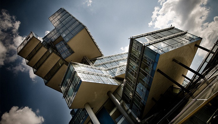 8 зданий, которые бросают вызов законам физики и захватывают дух у прохожих