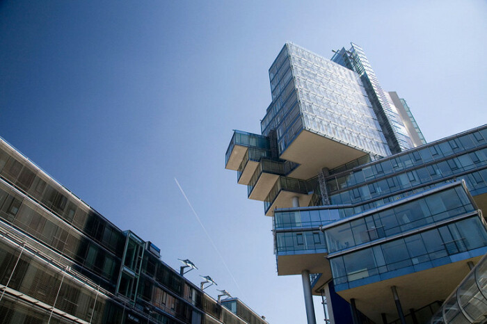 8 зданий, которые бросают вызов законам физики и захватывают дух у прохожих