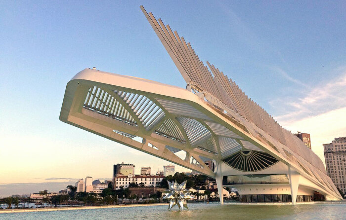 8 зданий, которые бросают вызов законам физики и захватывают дух у прохожих