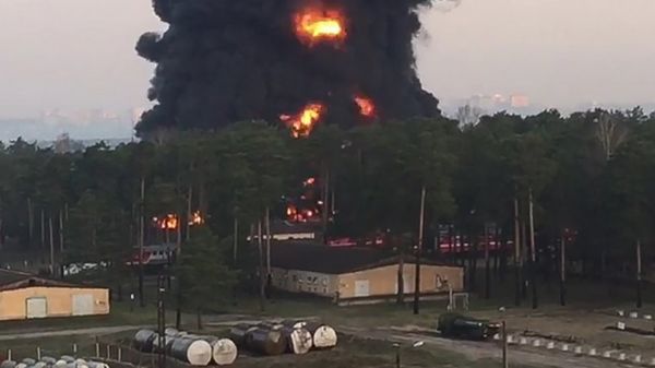 Пожар на нефтебазе в Брянске и эвакуация чиновников. Что известно