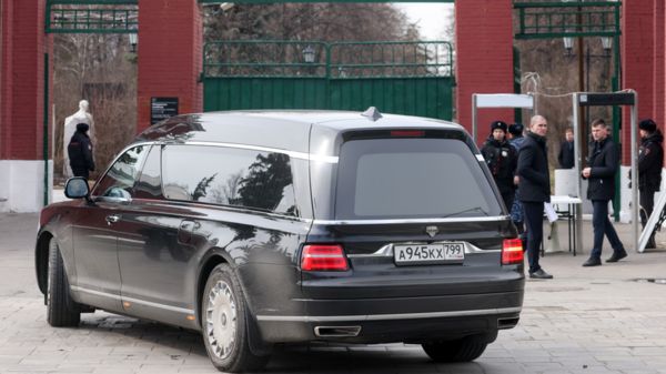 Колонный зал, ордена на подушечках, большой портрет. Государственные похороны Жириновского