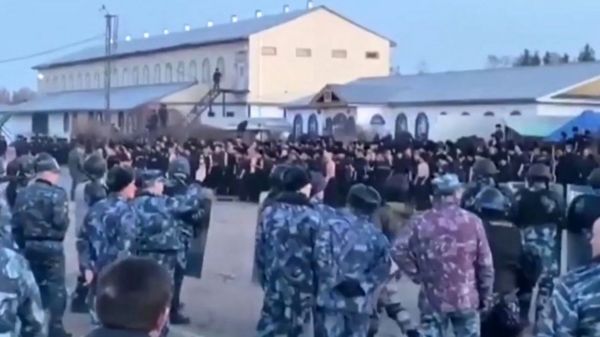 "Связывали, подвешивали, обливали водой и били током". В Иркутске расследуют пытки над заключенными