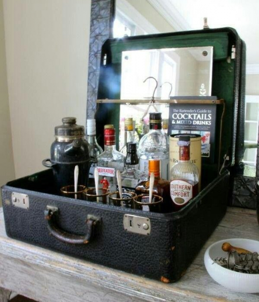 Король путешествий на пенсии: винтажный чемодан в интерьере