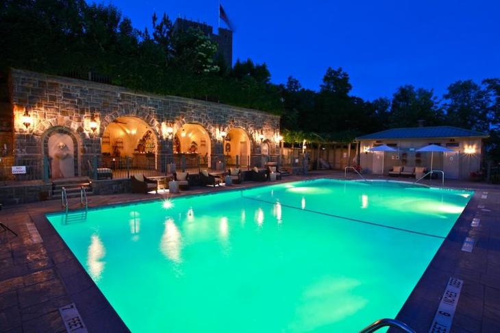 15 потрясающих старинных замков, в которых можно пожить, и это не шутка