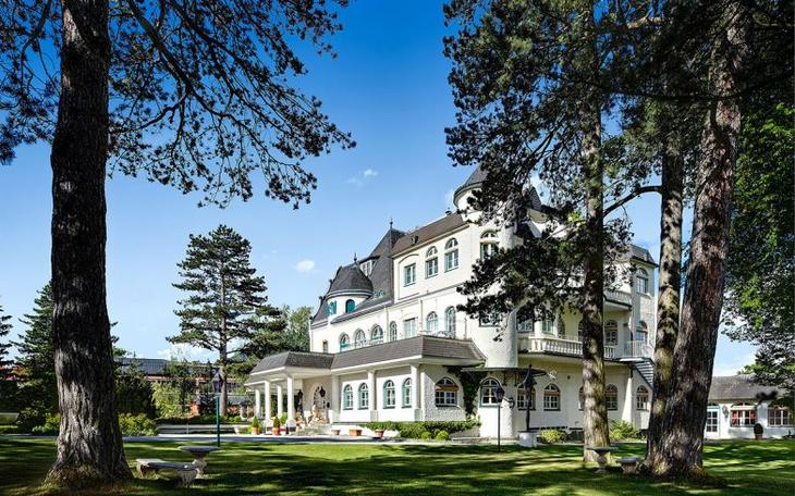 15 потрясающих старинных замков, в которых можно пожить, и это не шутка