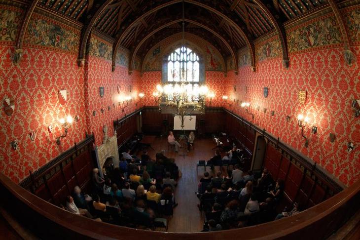 15 потрясающих старинных замков, в которых можно пожить, и это не шутка