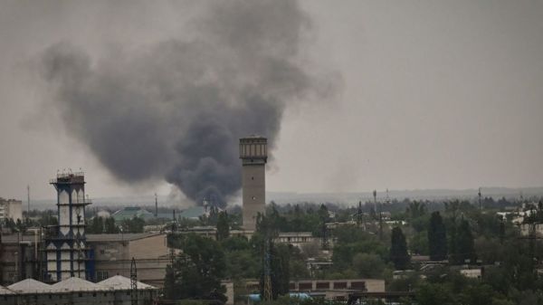 Российские войска штурмуют Северодонецк, "дорога жизни" под угрозой. Падет ли город и как могут развиваться события