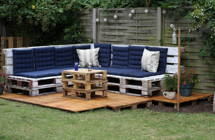 20 идей, как обустроить дачный участок при помощи деревянных поддонов