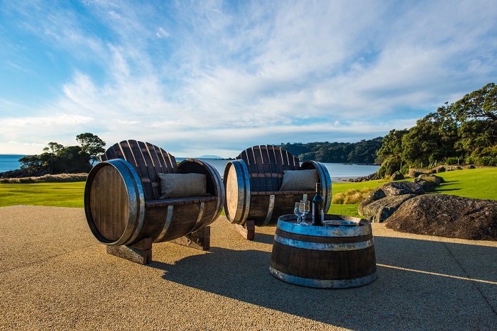 20 идей, как переделать старые винные бочки в мебель для дома и дачи