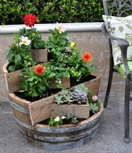 20 идей, как переделать старые винные бочки в мебель для дома и дачи