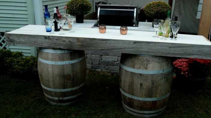 20 идей, как переделать старые винные бочки в мебель для дома и дачи