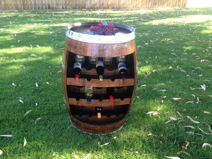 20 идей, как переделать старые винные бочки в мебель для дома и дачи