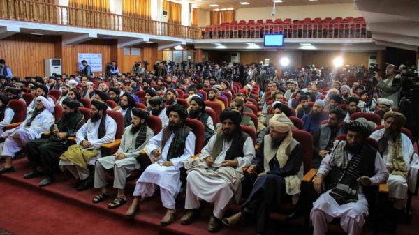 Талибы запретили афганским женщинам выходить на улицу с непокрытым лицом и телом