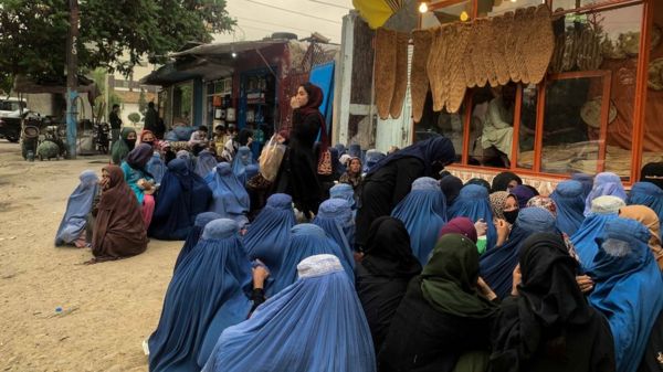 Талибы запретили афганским женщинам выходить на улицу с непокрытым лицом и телом