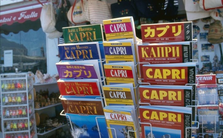 9 самых бесполезных трат в путешествиях, которые совершают примерно все