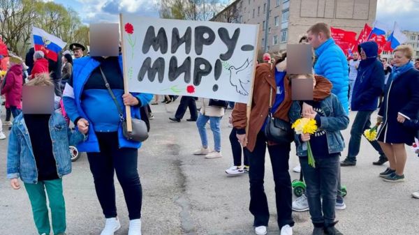 "Они воевали не за это". За какие плакаты в России задерживали на акциях памяти 9 мая