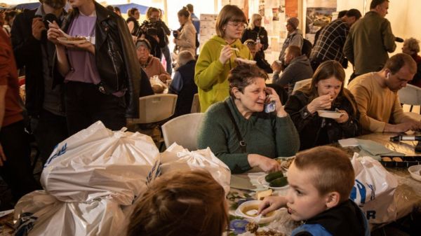 71-й день войны. Путин: защитники "Азовстали" должны сдаться; "бабушка с красным флагом" эвакуировалась из-под российских обстрелов