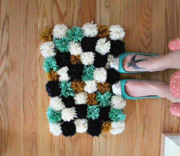 Мастер-класс: как сделать ковер из помпонов своими руками