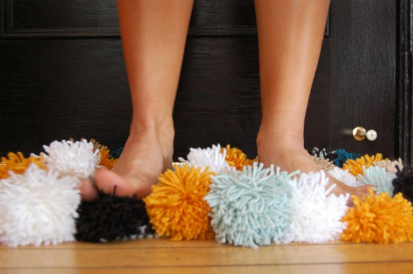 Мастер-класс: как сделать ковер из помпонов своими руками