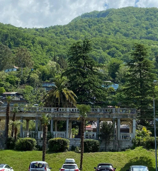 «Пахать и пахать над культурой общения, инфраструктурой и сервисом»: разгромный отзыв об Абхазии