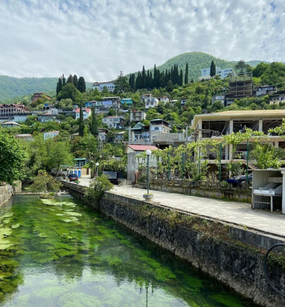 «Пахать и пахать над культурой общения, инфраструктурой и сервисом»: разгромный отзыв об Абхазии