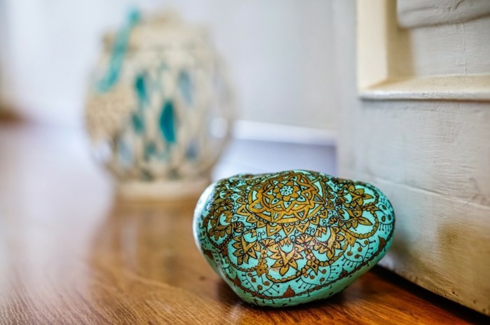 Рисование на камнях или роспись садовых камней