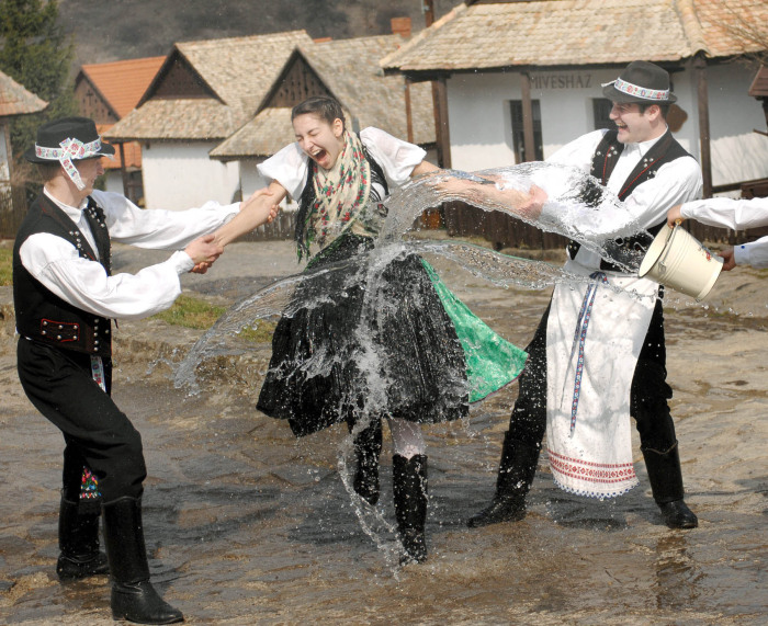 Зачем откармливают невест и другие странные и не всегда приятные свадебные традиции со всего мира