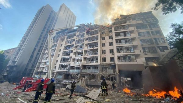 Россия ударила по жилым многоэтажкам в Киеве. Что известно к этому моменту