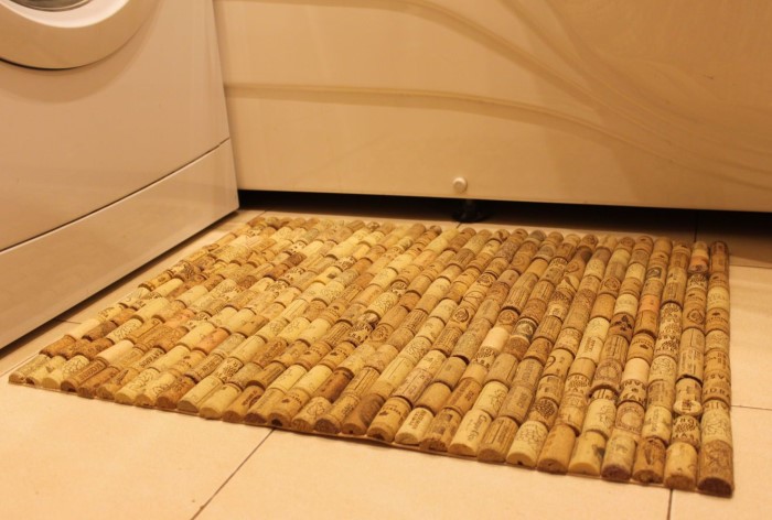 10 идей, как использовать винные пробки в интерьере, чтобы создать стильные элементы декора