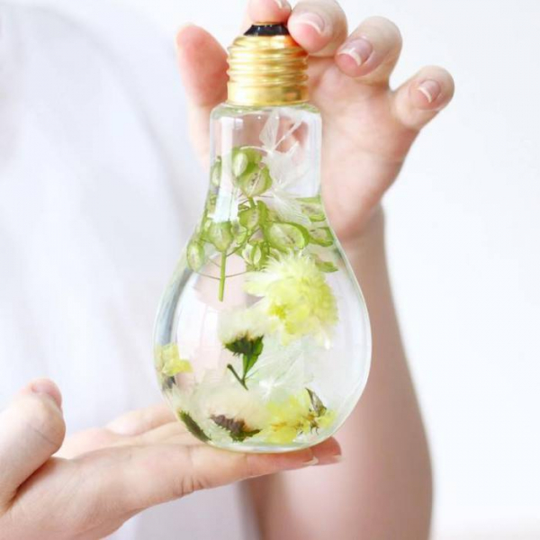 16 фотографий ярких букетов в стеклянных лампочках