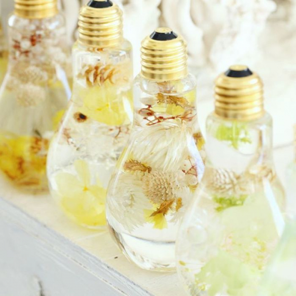 16 фотографий ярких букетов в стеклянных лампочках