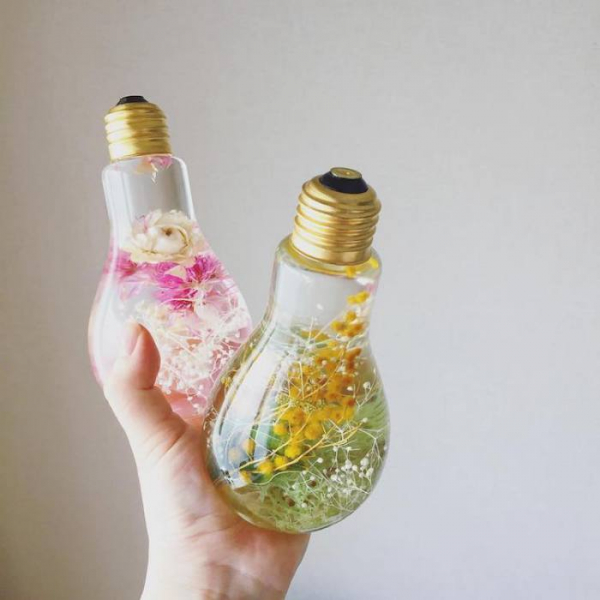 16 фотографий ярких букетов в стеклянных лампочках
