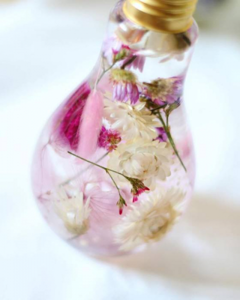 16 фотографий ярких букетов в стеклянных лампочках