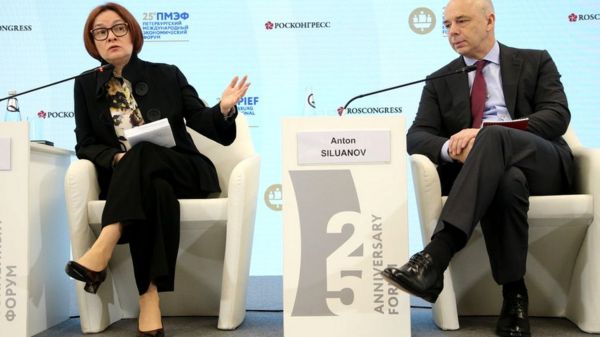 Coca-Cola покидает Россию, "Тинькофф" ухудшает условия SWIFT-переводов. Главные экономические новости за день