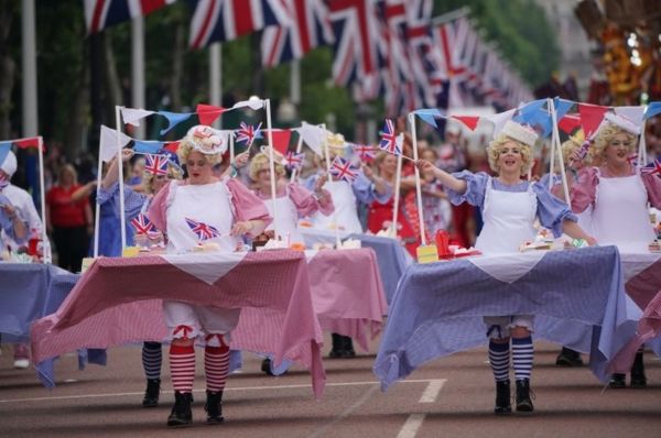 Фото: красочный парад в честь Платинового юбилея королевы Елизаветы Второй