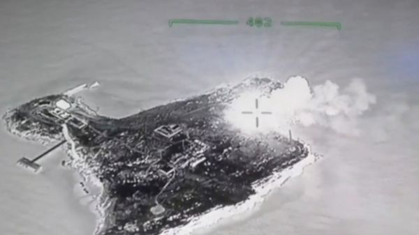 Россия заявила о выводе войск с острова Змеиный. По нему постоянно била украинская армия