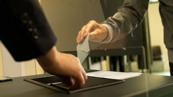 Выборы во Франции: Макрон теряет большинство в парламенте