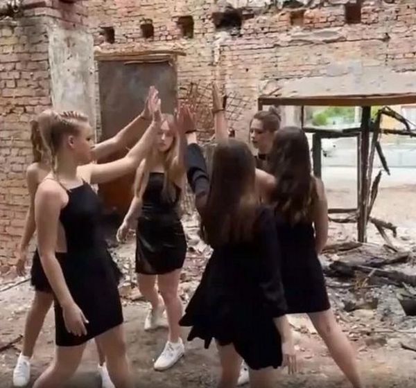 "Мы верим, что победим". Интервью выпускницы с фотографии среди руин школы в Харькове