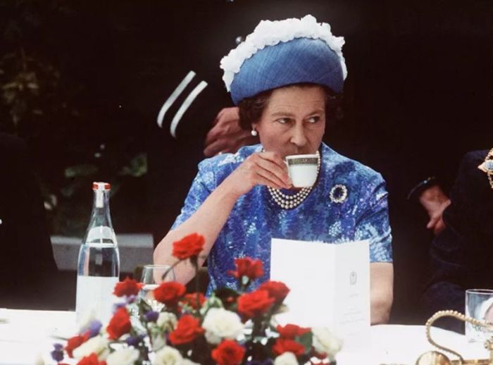 Что можно и что нельзя за столом Елизаветы II: 10 правил королевского этикета