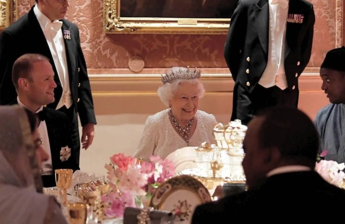 Что можно и что нельзя за столом Елизаветы II: 10 правил королевского этикета
