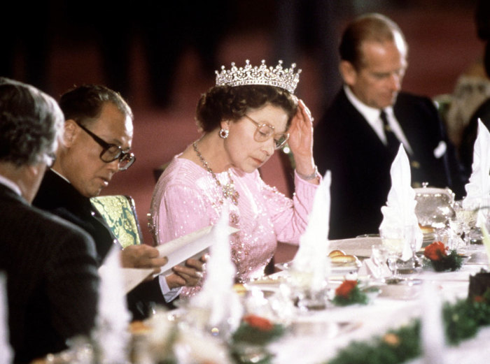 Что можно и что нельзя за столом Елизаветы II: 10 правил королевского этикета