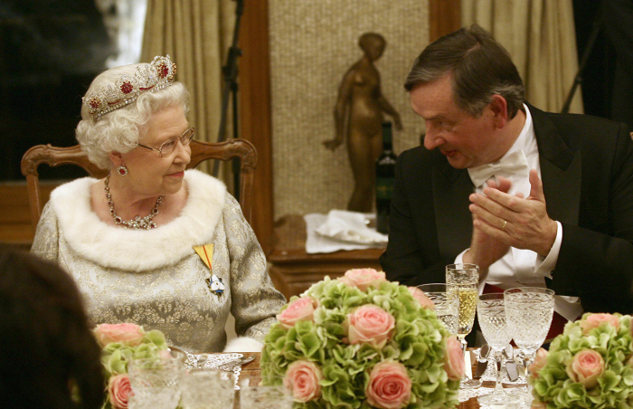 Что можно и что нельзя за столом Елизаветы II: 10 правил королевского этикета